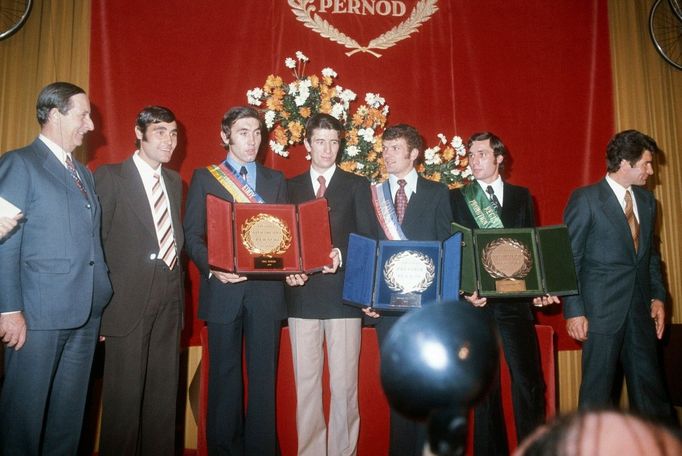 Eddy Merckx drží mnohačetné trofeje s ostatními šampiony z Tour de France. Snímek z roku 1973.