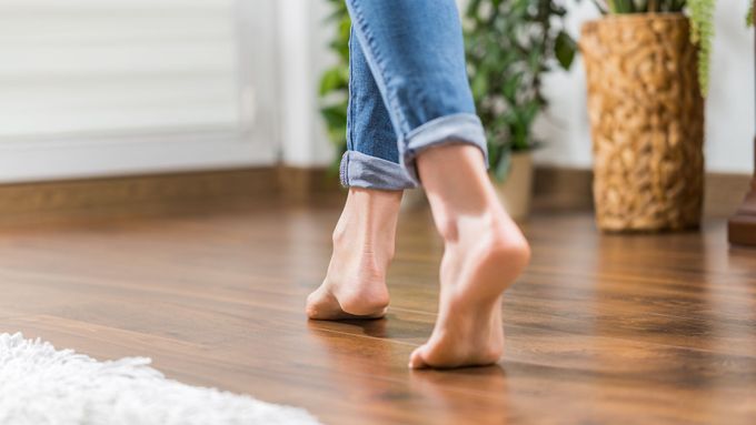Vytápěná podlaha v domácnosti je příjemná, zvláště pokud jste zvyklí doma chodit naboso.
