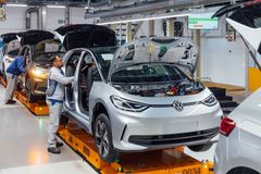 Situace Volkswagenu je vážná. Jeho elektromobilům se moc nedaří, navíc musí šetřit