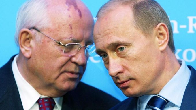 Michail Gorbačov a Vladimir Putin na archivním snímku z roku 2004.