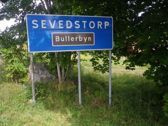 Opravdový Bullerbyn se ve skutečnosti jmenuje Sevedstorp a v Prostřední farmě (Mellangården) vyrůstal její otec Samuel August Ericsson.