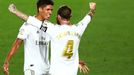 Sergio Ramos a Raphael Varane slaví zisk ligového titulu
