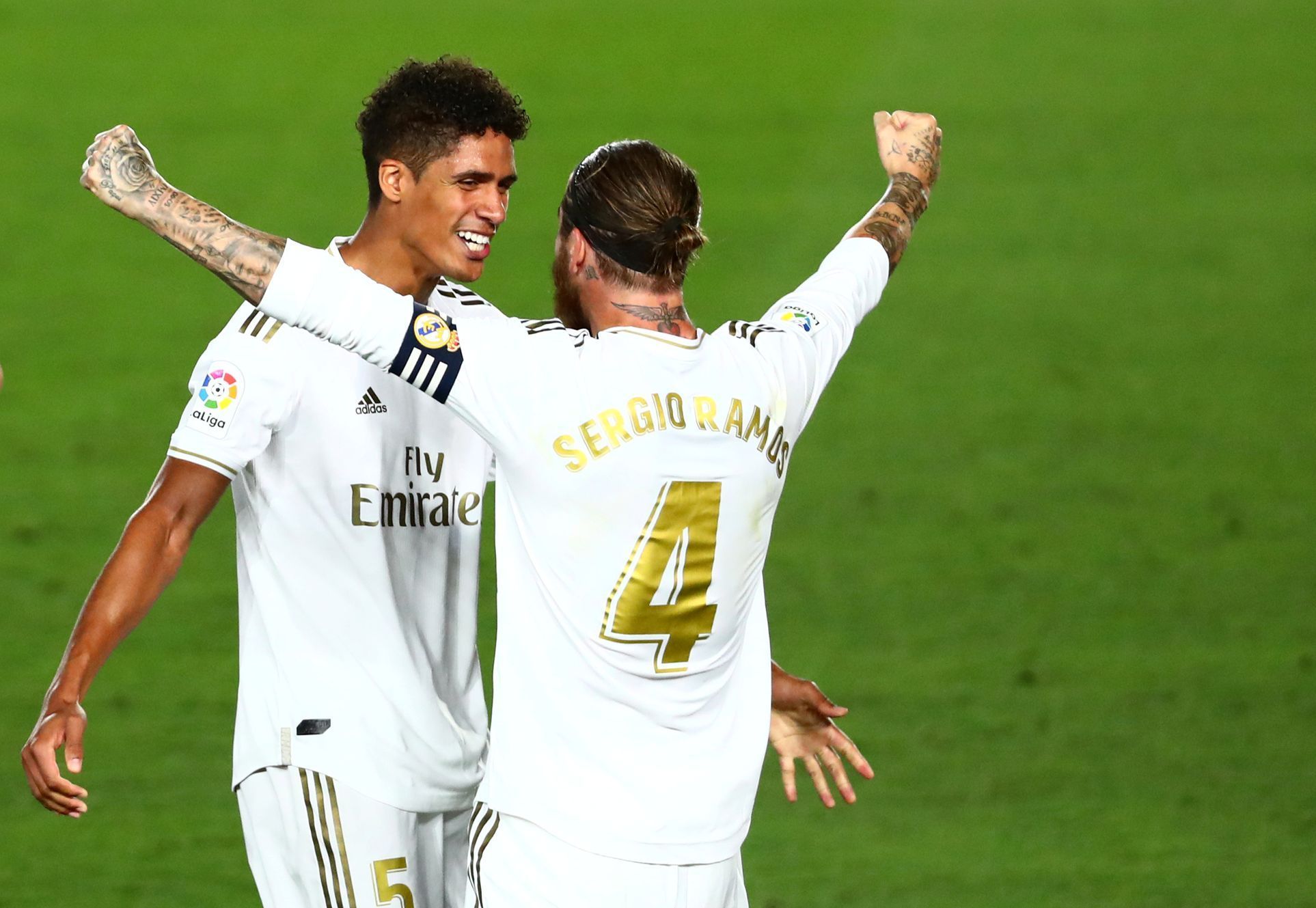 Real Madrid slaví zisk 34. titulu, Sergio Ramos a Raphael Varane, sezona 2019/2020