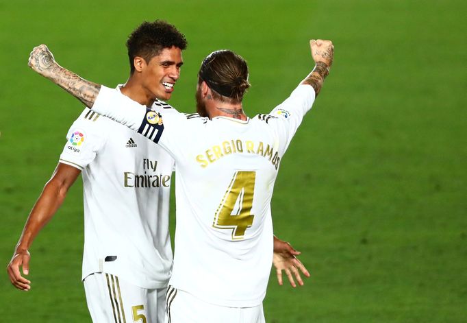 Sergio Ramos a Raphael Varane slaví zisk ligového titulu