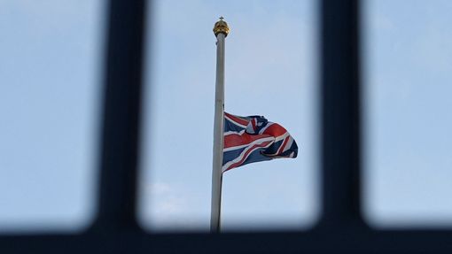 Britská vlajka visí po smrti královny Alžběty na Buckinghamském paláci na půl žerdi.