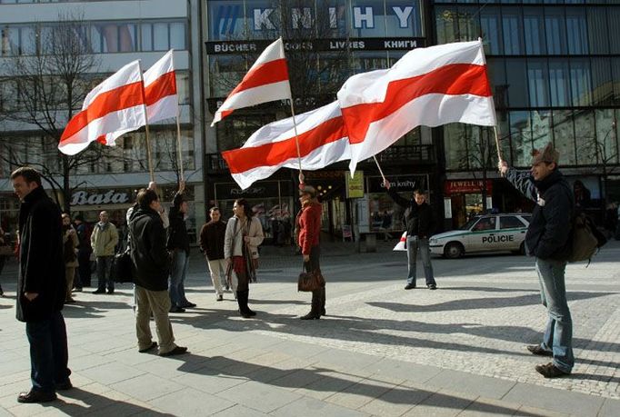 V neděli po poledni se spodní část Václavského náměstí v Praze zaplnila bílo-červenými běloruskými vlajkami.