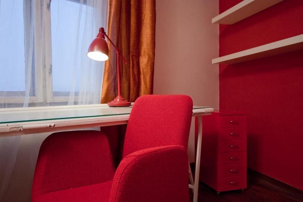 V pracovně s ložnicí jsou použity červené židle a křesílka