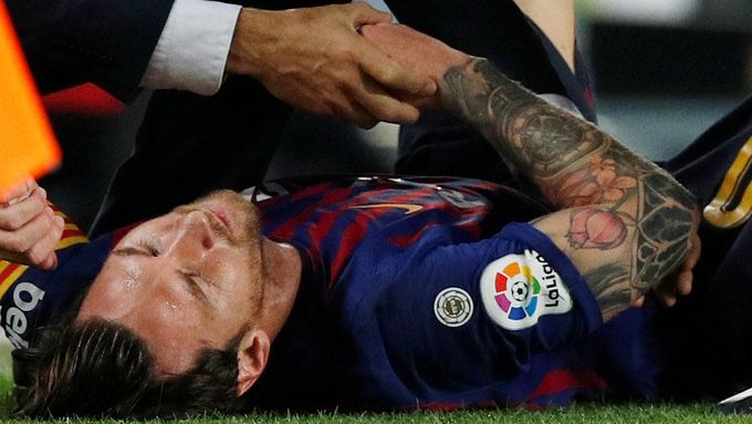 Lionel Messi si v sobotním utkání zlomil ruku.