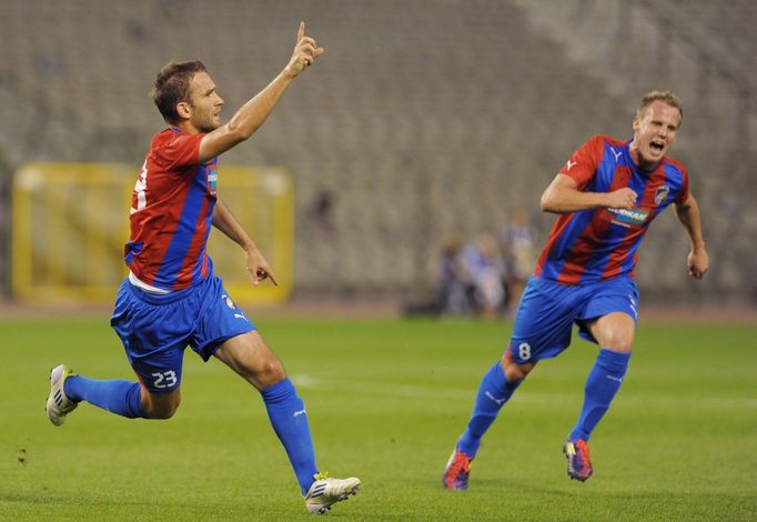 Fotbalista Viktoria Plzeň Marek Bakoš slaví gól s Davidem Limberským v utkání Evropské ligy 2012/13 s Lokerenem.