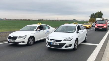 VIDEO: Pražští taxikáři blokovali dopravní tepny na letiště, usměrňovali je policisté