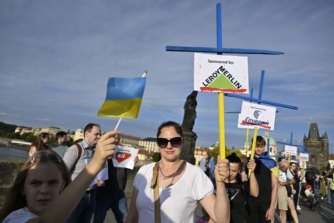 Skupina Občanský rozcestník uspořádala shromáždění Křížová cesta, na kterém ukázala loga firem, jenž neomezily svou přítomnost na ruském trhu.