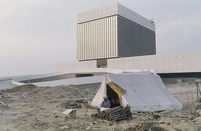 Muž tábořící nedaleko Centrální banky v Dauhá v Kataru. Snímek z roku 1977.