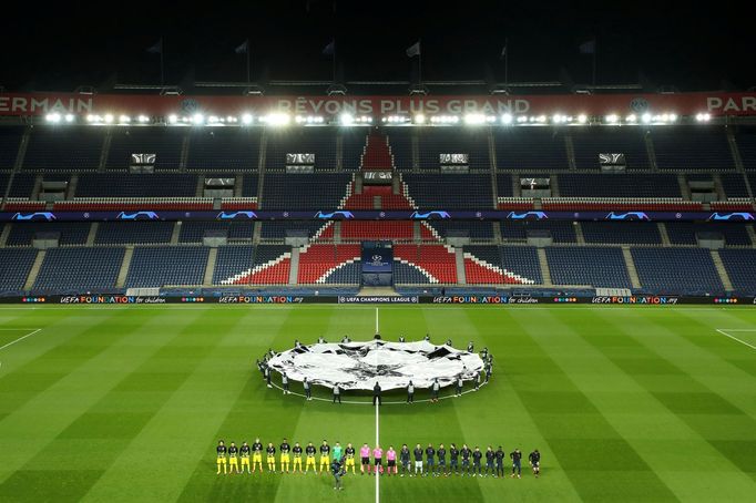 Prázdné tribuny Parku princů před zápasem PSG - Borussia Dortmund