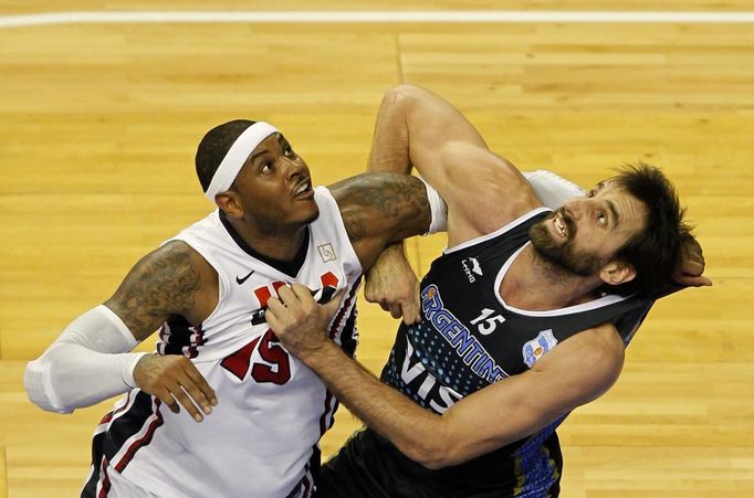 Carmelo Anthony a Federico Kammerichs bojují o míč v zápase USA - Argentina v Barceloně v rámci přípravy na OH