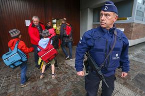 Foto: Děti se v Bruselu vrátily do škol. Dohlížejí na ně policisté se samopaly