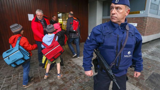 Foto: Děti se v Bruselu vrátily do škol. Dohlížejí na ně policisté se samopaly