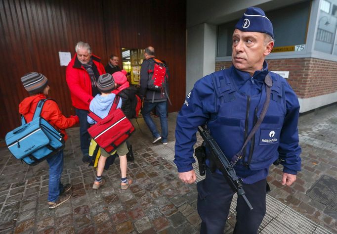 Školáci v Bruselu se vrací do školy za dohledu ozbrojených policistů.