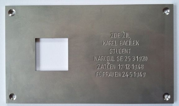 Pamětní tabulka, připomínající popraveného Karla Bacílka. 