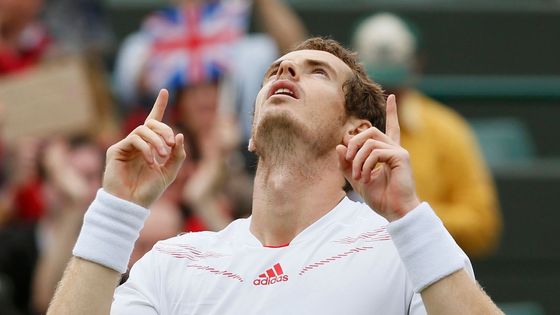 FOTO Naděje Britů na vítěze Wimbledonu žije. Murray jde dál