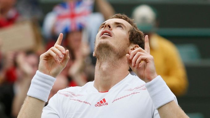 FOTO Naděje Britů na vítěze Wimbledonu žije. Murray jde dál