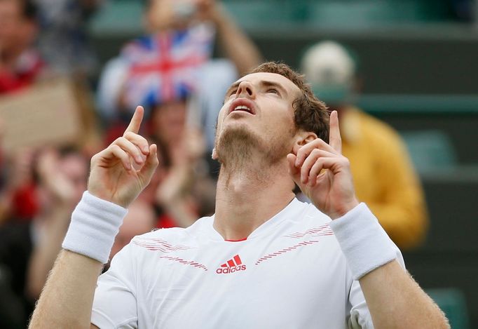 Britský tenista Andy Murray se raduje z vítězství nad Chorvatem Marinem Čiličem v osmifinále Wimbledonu 2012.