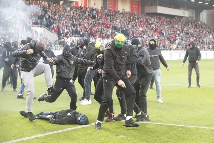 Výtržnosti diváků na zápase Trnava - Slovan Bratislava.