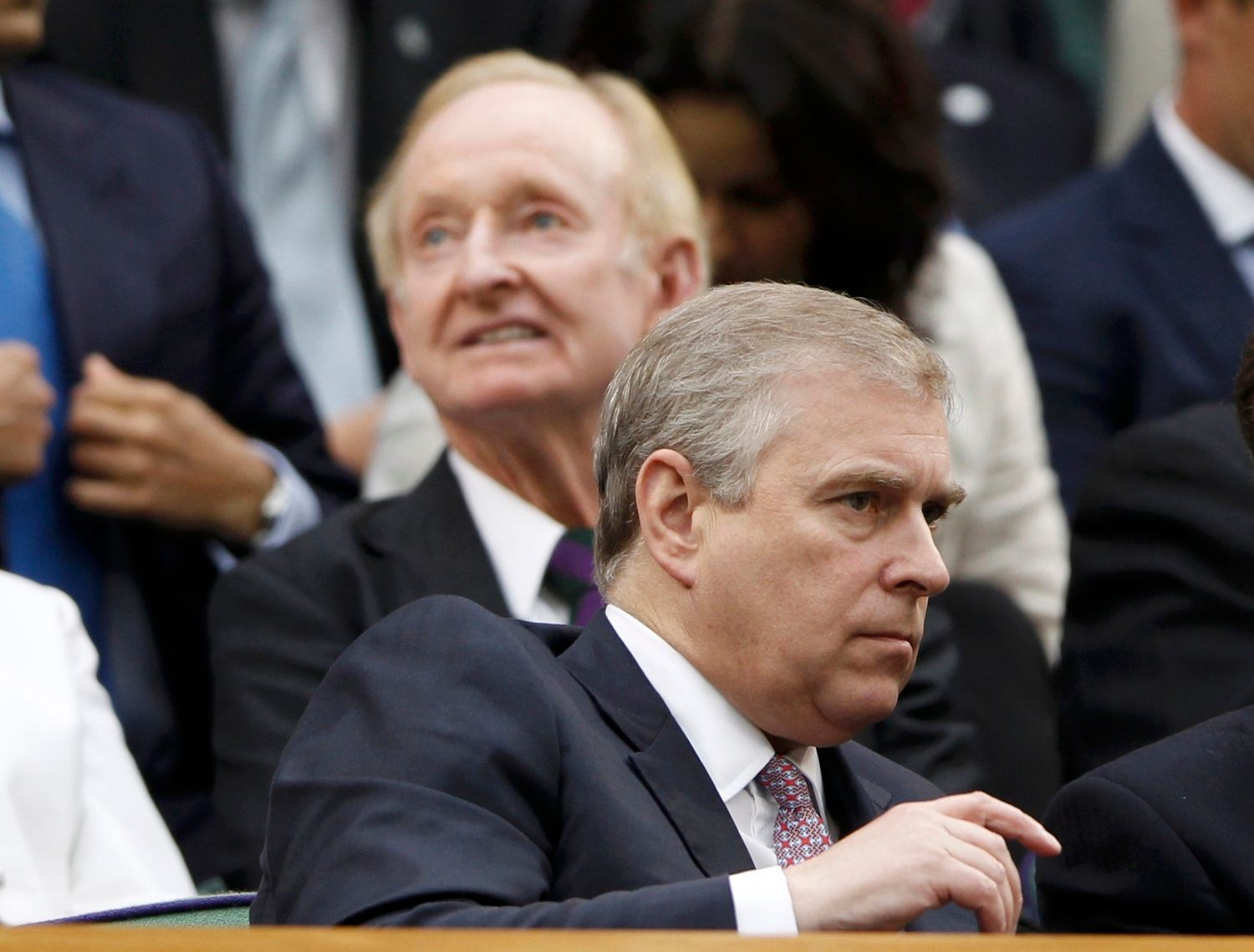 Britský princ Andrew (vzadu) a bývalý tenista Rod Laver sledují semifinále Wimbledonu 2012.