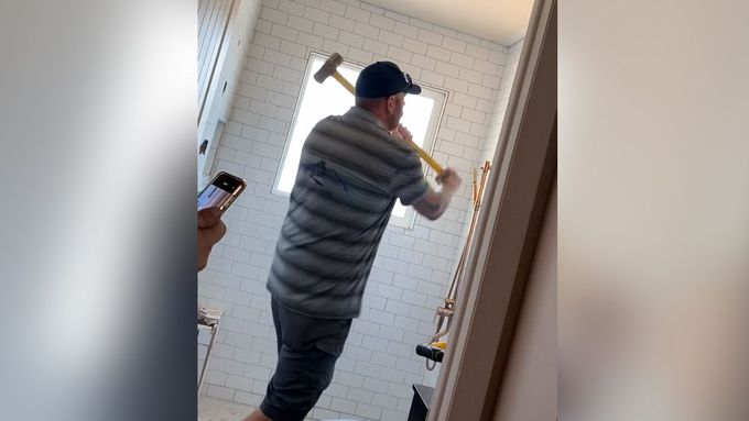Dodavatel palicí rozmlátil majitelce domu koupelnu. Tvrdil, že mu nezaplatila.