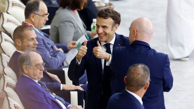 Emmanuel Macron na zápase Francie - Maroko na fotbalovém šampionátu v Kataru.