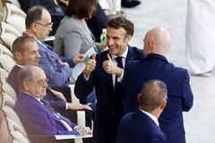 "Beru to na sebe." Macron hájil cestu do Kataru na semifinále fotbalového šampionátu