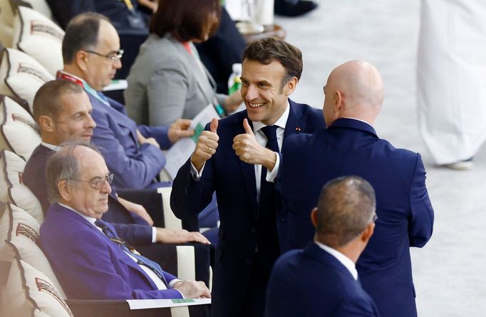 Emmanuel Macron na zápase Francie - Maroko na fotbalovém šampionátu v Kataru.