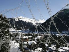 Pohled na Davos přes ostnatý drát, který je součástí bezpečnostních opatření.