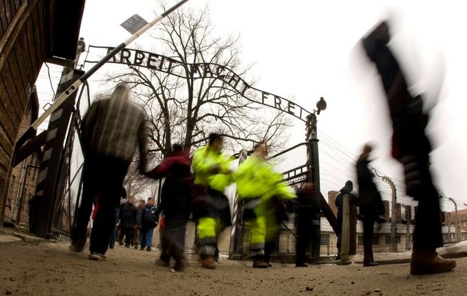 Arbeit macht frei. Osvětim na archivním snímku.