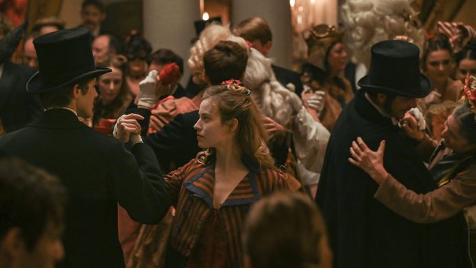 Benjamin Voisin v roli Théophila a Lou de Laâgeová jako Eugénie.