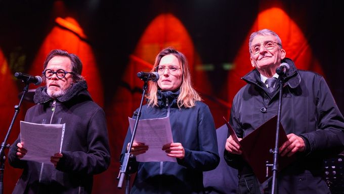 Herci Robert Roth, Rebeka Poláková a Martin Huba při čtvrteční demonstraci v Bratislavě nazvané Za budúcnosť kultúry.