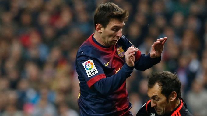 Barcelonský kanonýr Lionel Messi se do historie zápasu zapsal hlavně srážkou s domácím brankářem. Neprosadil se ani jeho hvězdný rival Cristiano Ronaldo z Realu.