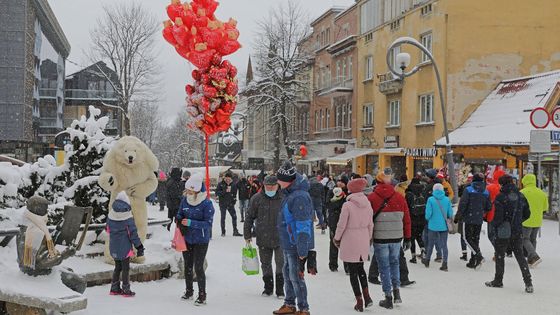 Foto: Tisíce lidí bez roušek, bujaré oslavy a lyžovačka. Poláci slavili rozvolnění