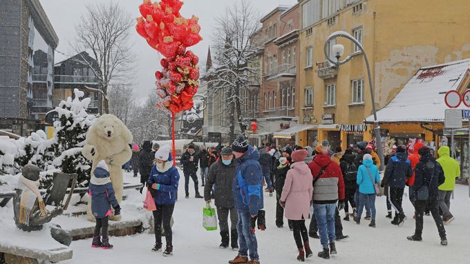 Foto: Tisíce lidí bez roušek, bujaré oslavy a lyžovačka. Poláci slavili rozvolnění