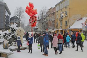 Foto: Tisíce lidí bez roušek, bujaré oslavy a lyžovačka. Poláci slavili rozvolnění