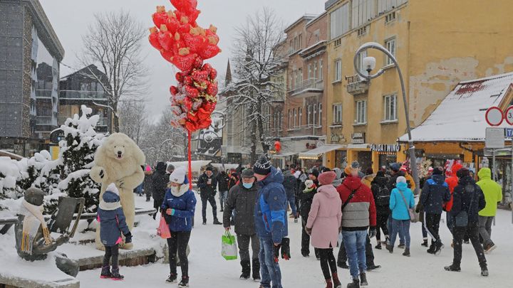 Foto: Tisíce lidí bez roušek, bujaré oslavy a lyžovačka. Poláci slavili rozvolnění