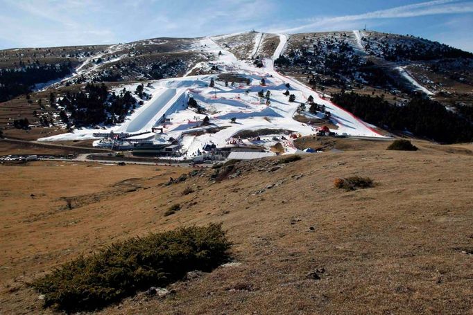 Jak vidno, na mistrovství světa ve snowboardcrossu ve španělském středisku La Molina, moc sněhu neměli. I tak zaznamenala česká výprava úspěch - sedmnáctiletá juniorka Eva Samková zabodovala mezi seniory. Při své premiéře skončila pátá, což je nejlepší český výsledek v historii šampionátů.