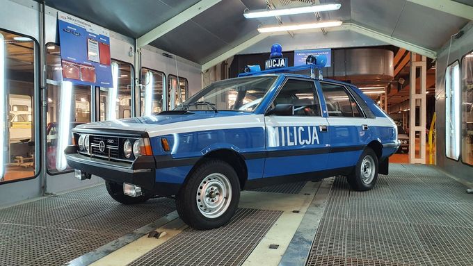 Polonez patří k ikonickým automobilům ze socialistické éry Polska. Na fotce navíc v policejní verzi.