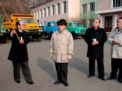 Kim Čong-il (prostřed).