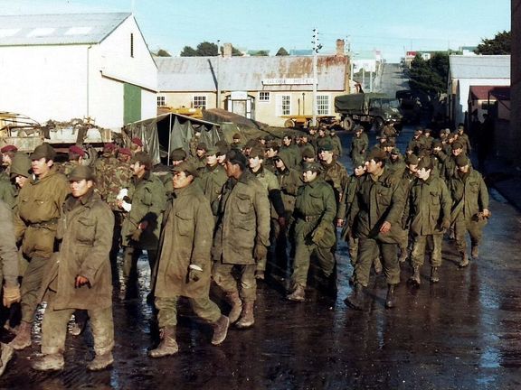 Zajatí argentinští vojáci na Falklandech.