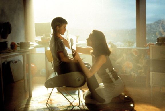 David v podání Haleyho Joela Osmenta (vlevo) z filmu A.I. Umělá inteligence režiséra Stevena Spielberga je prototypem robota naprogramovaného k lásce.