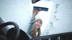 Čištění námrazy skla u auta