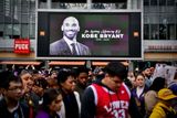 Zřejmě to největší vytvořili fanoušci u haly Staples Centrum, kde hrají své zápasy basketbalisté Los Angeles Lakers, v jejichž dresu strávil Bryant celou kariéru.