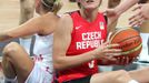 Česká basketbalistka Hana Horáková se zbírá ze země v utkání skupiny A s Chorvatskem na OH 2012 v Londýně.