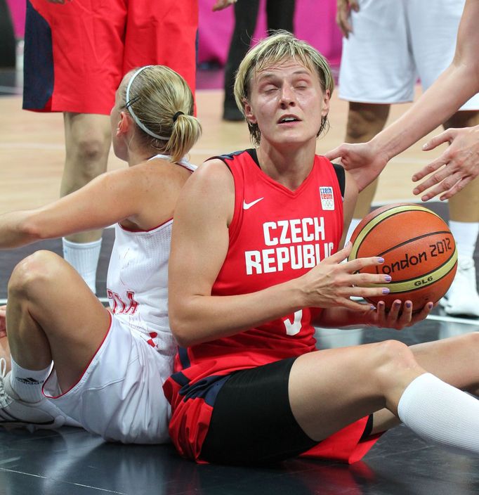 Česká basketbalistka Hana Horáková se zbírá ze země v utkání skupiny A s Chorvatskem na OH 2012 v Londýně.