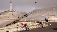 Bezmála 200 kilometrů dlouhá zkouška čekala ve středu na peloton Tour de France. A dala se rozhodně nazvat královskou etapou. Jak jinak pojmenovat výlet, během něhož se jezdci poprvé v historii závodu dvakrát za jeden den vyšplhali na legendární Mont Ventoux? Než se k 1910 metrů vysokému vrcholu dostali (na snímku Rigoberto Urán a Richard Carapaz)...